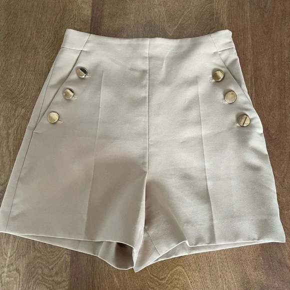 Zara short gold buttons at the pocket high rise waist size Small